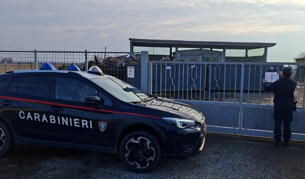 Ferro, alluminio, cavi elettrici e radiatori: scoperto deposito illecito di rifiuti speciali a Robbio