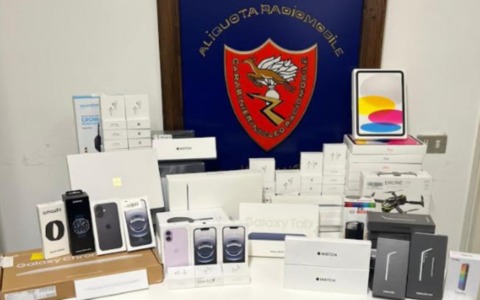 Trovati con attrezzi da scasso e materiale elettronico per un valore di circa 50mila euro