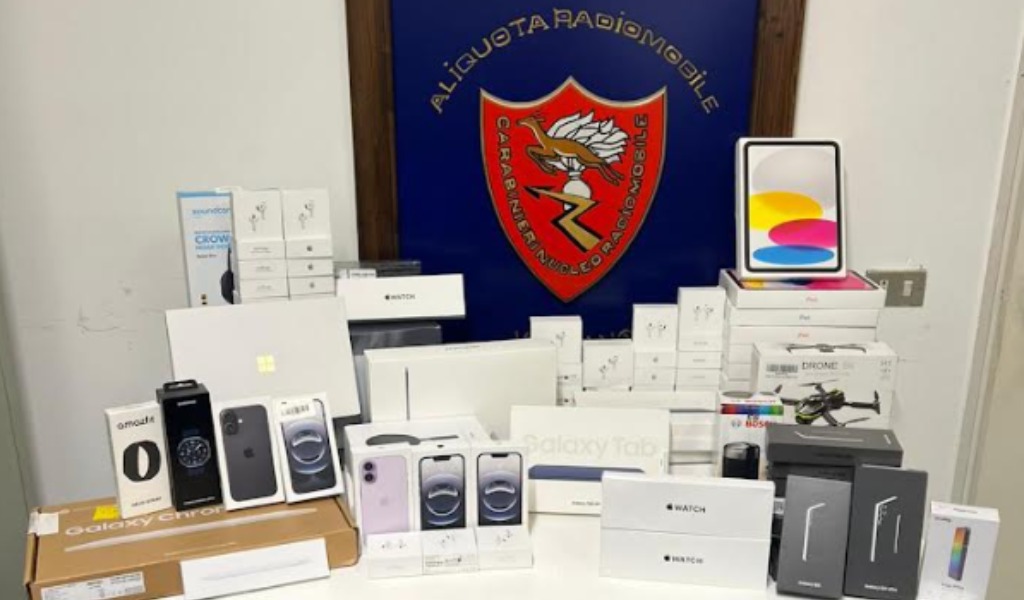 Trovati con attrezzi da scasso e materiale elettronico per un valore di circa 50mila euro