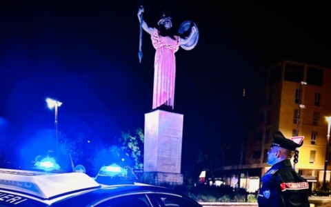 Controlli rafforzati in centro città a Natale: 152 persone identificate e 75 veicoli ispezionati