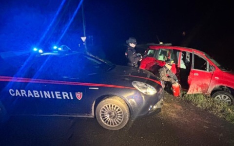 Durante l’inseguimento finiscono con la Panda rubata in un canale di scolo