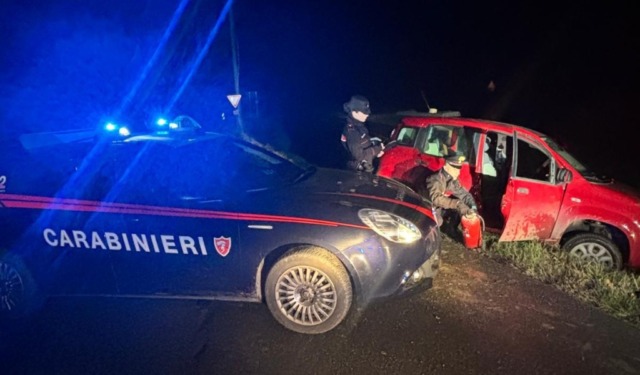 Durante l’inseguimento finiscono con la Panda rubata in un canale di scolo