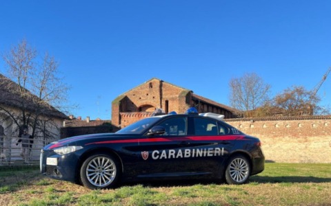 Ha il divieto di avvicinamento ma in auto con lui c’è la ex compagna