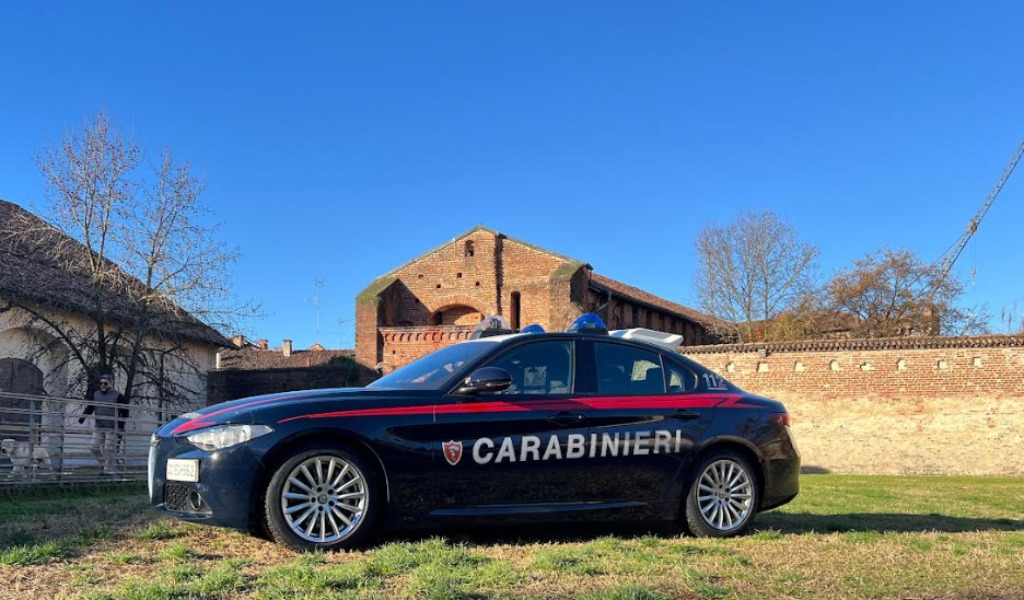 Ha il divieto di avvicinamento ma in auto con lui c’è la ex compagna