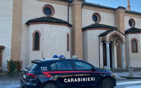 Sorpreso di notte a rubare le grondaie in rame della chiesa di Vidigulfo