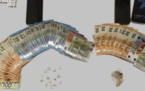 Trovato con 24 dosi di cocaina e 1.800 euro in contanti: arrestato pusher 20enne
