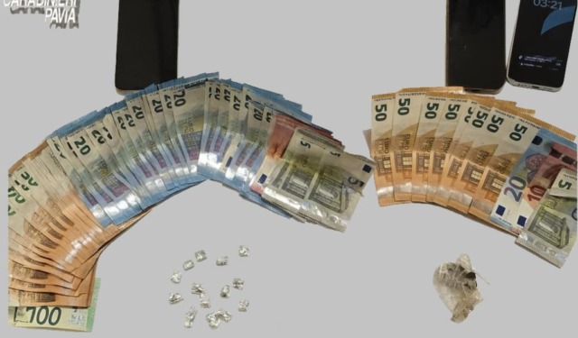 Trovato con 24 dosi di cocaina e 1.800 euro in contanti: arrestato pusher 20enne