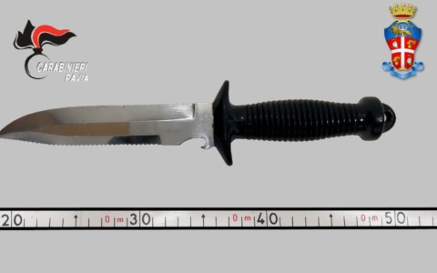 Nella tasca del giubbotto un coltello da caccia lungo 30 centimetri: 20enne denunciato a Pavia