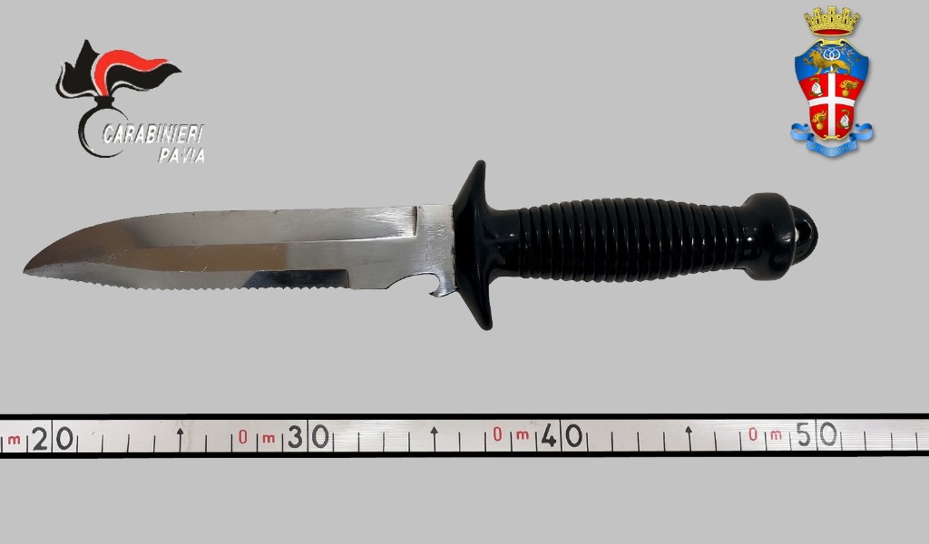 Nella tasca del giubbotto un coltello da caccia lungo 30 centimetri: 20enne denunciato a Pavia