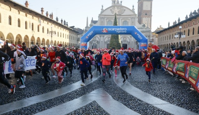 A Vigevano oltre 700 partecipanti per la Scarpadoro di Natale