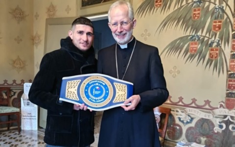 Il campione vogherese dei pesi leggeri Francesco Acatullo ricevuto dal vescovo di Tortona