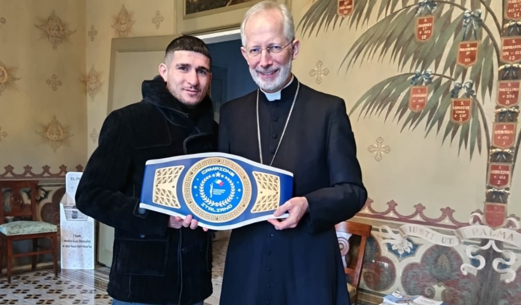 Il campione vogherese dei pesi leggeri Francesco Acatullo ricevuto dal vescovo di Tortona