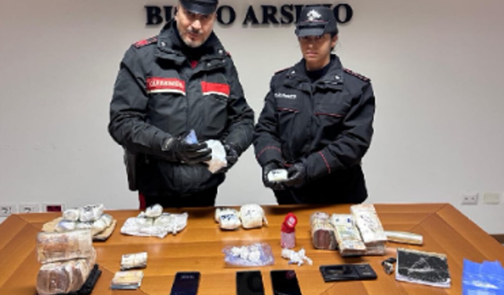 Nel doppiofondo dell’auto un chilo e mezzo di droga: Scoperto traffico di cocaina tra Milano e Pavia