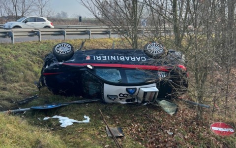 L’auto dei Carabinieri di Voghera uscita di strada nell’Alessandrino era stata colpita da un piccone