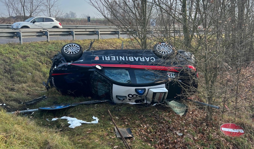 L’auto dei Carabinieri di Voghera uscita di strada nell’Alessandrino era stata colpita da un piccone