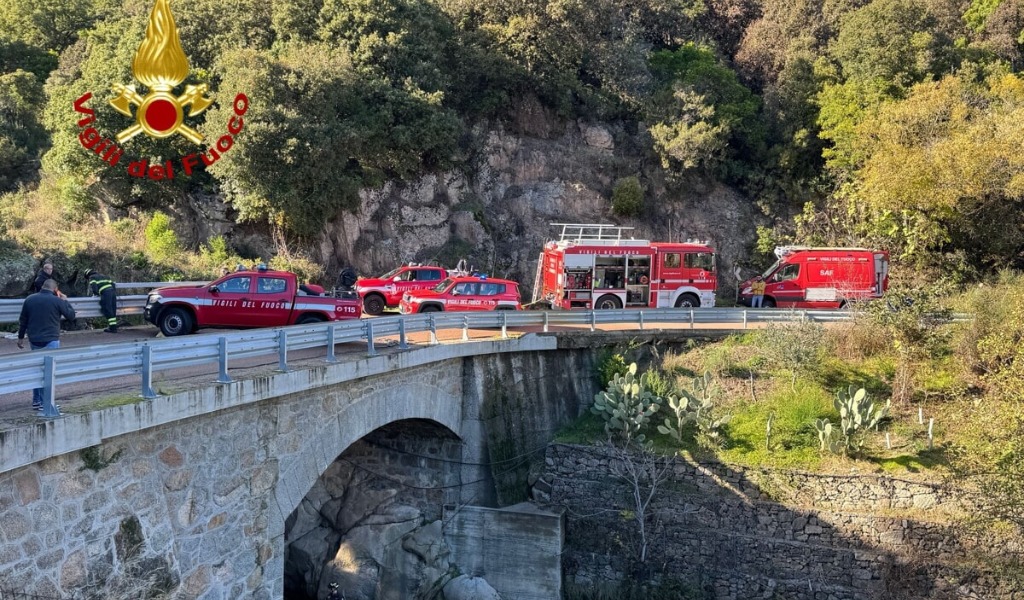 Tragedia in Sardegna, cadono con l’auto nel burrone: morti tre dipendenti di una ditta edile di Pavia