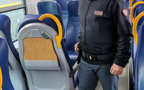 Molesta una minore sul treno ma un passeggero lo blocca, denunciato per atti osceni a Pavia