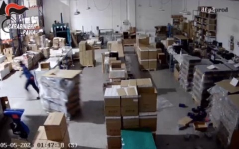 Sgominata banda criminale dedita a furti di cosmetici e profumi di valore: sette arresti