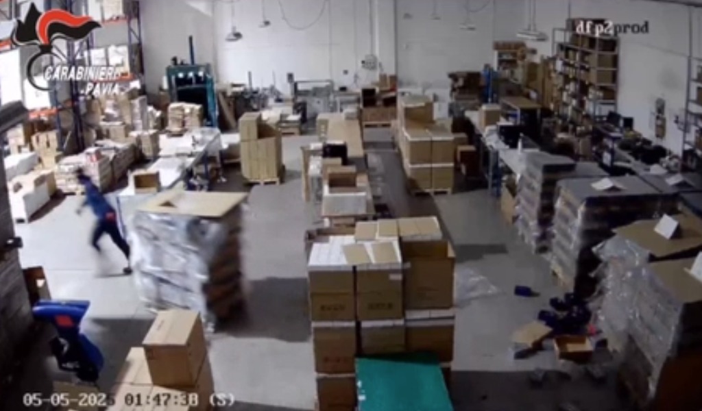 Sgominata banda criminale dedita a furti di cosmetici e profumi di valore: sette arresti