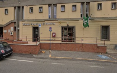 Tentato attacco con l’esplosivo al Bancomat, ma il colpo fallisce