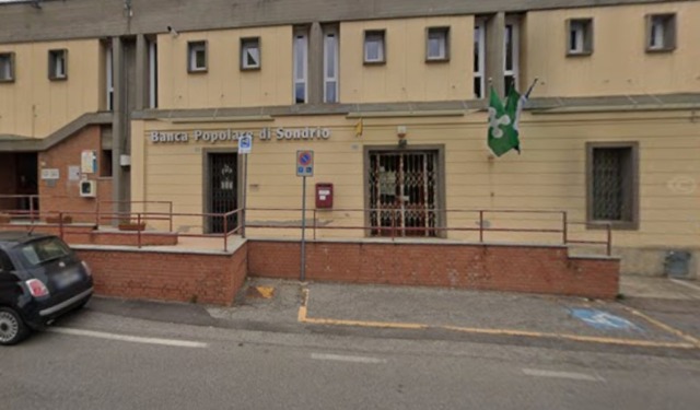 Tentato attacco con l’esplosivo al Bancomat, ma il colpo fallisce