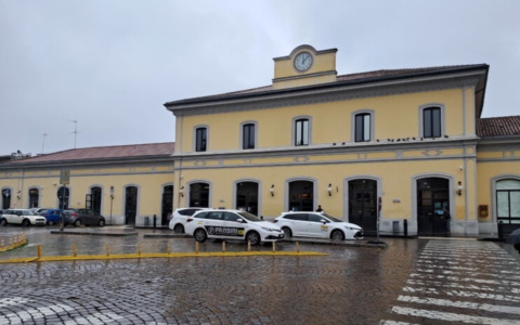 Urina davanti alla stazione di Pavia, gli agenti lo fermano e lui li minaccia