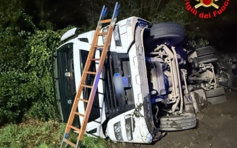 Camion cisterna si ribalta sulla Provinciale 235: conducente intrappolato nella cabina