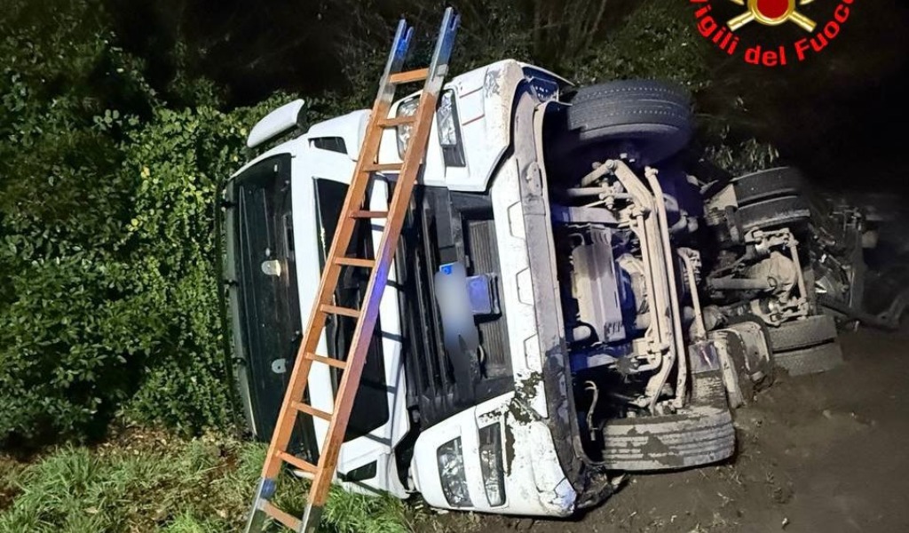 Camion cisterna si ribalta sulla Provinciale 235: conducente intrappolato nella cabina