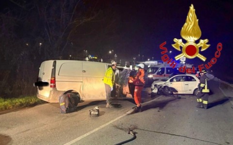 Frontale tra auto e furgone a Torrevecchia Pia: quattro feriti, uno in ospedale in elisoccorso