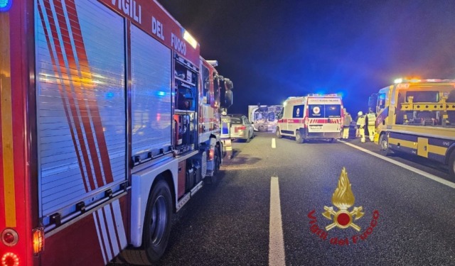 Camper si ribalta sulla A21: traffico in tilt tra Broni e Casteggio