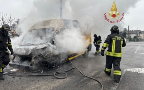 Furgone avvolto dalle fiamme a Garlasco, sul posto i Vigili del Fuoco