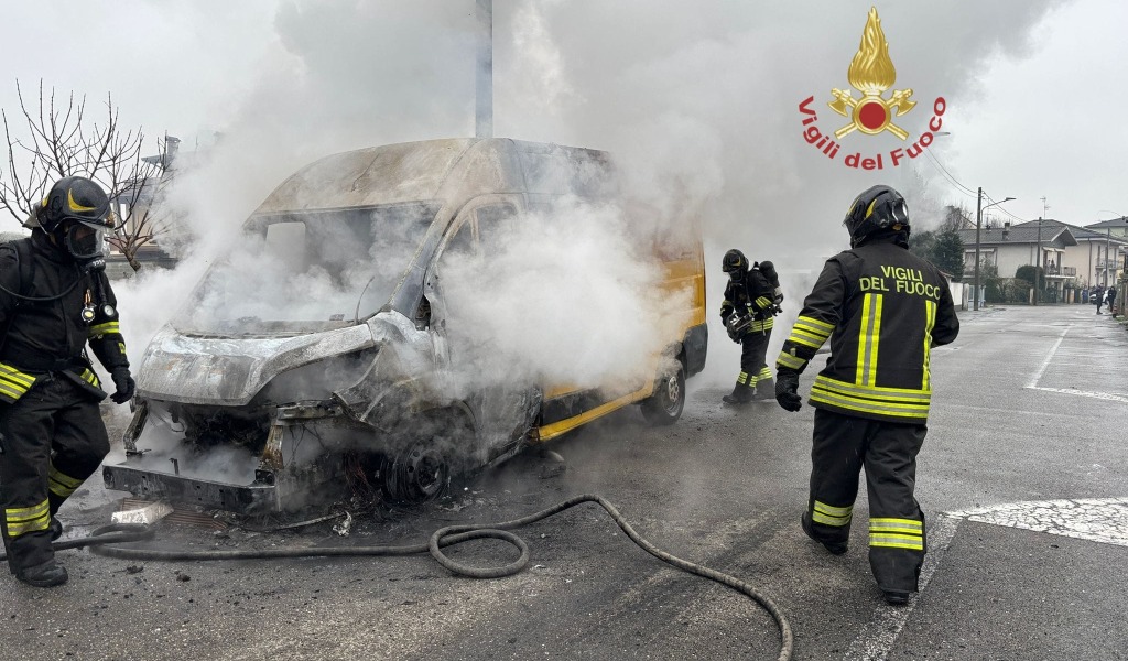 Furgone avvolto dalle fiamme a Garlasco, sul posto i Vigili del Fuoco
