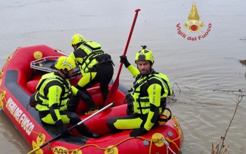 In barca sul fiume Po non riesce a tornare a riva, salvato dai Vigili del Fuoco