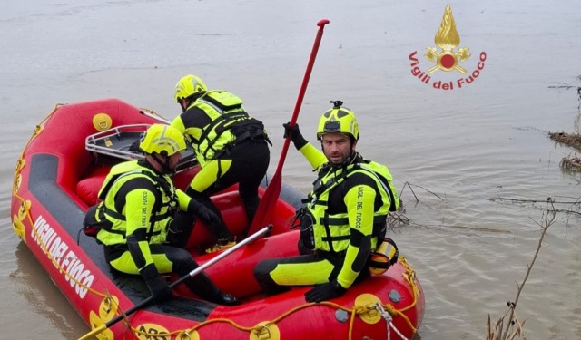 In barca sul fiume Po non riesce a tornare a riva, salvato dai Vigili del Fuoco