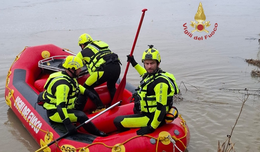 In barca sul fiume Po non riesce a tornare a riva, salvato dai Vigili del Fuoco