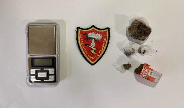 Hashish nascosta in una confezione di cioccolato, 18enne denunciato per spaccio