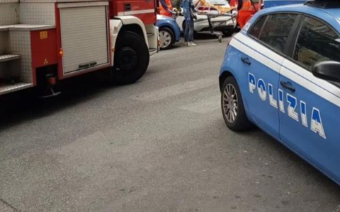 Vuole farla finita lanciandosi dal balcone, giovane salvata da Vvf e Polizia