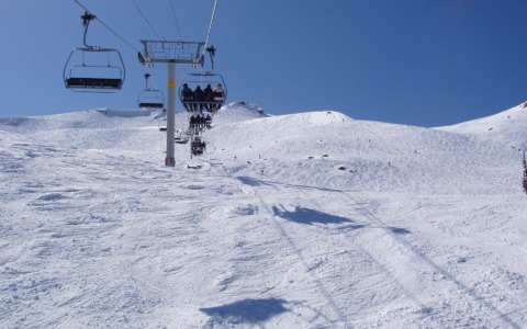 Gli si impiglia uno scarpone e cade dalla seggiovia, grave 32enne di Mortara dopo volo di 10 metri