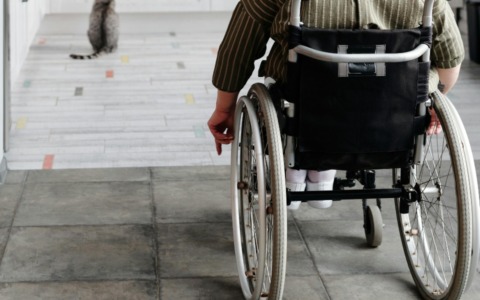 Un’auto speciale per trasportare la sedia a rotelle del piccolo Matei, affetto da una rara encefalopatia epilettica