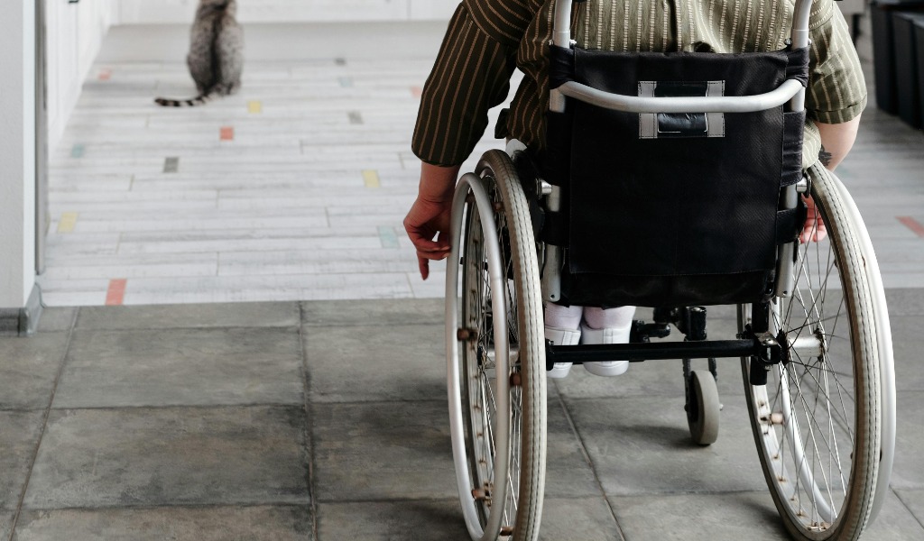 Un’auto speciale per trasportare la sedia a rotelle del piccolo Matei, affetto da una rara encefalopatia epilettica