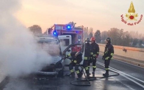 Furgone in fiamme sul Ponte della Libertà a Pavia: traffico bloccato per ore