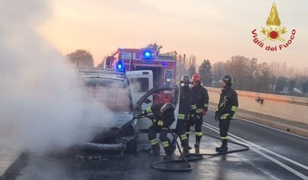 Furgone in fiamme sul Ponte della Libertà a Pavia: traffico bloccato per ore