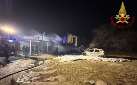 Auto in fiamme a Sannazzaro de’ Burgondi, danneggiata anche un’altra vettura