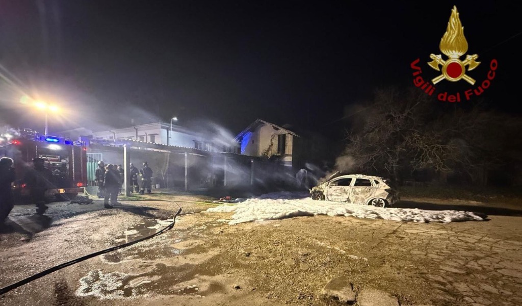 Auto in fiamme a Sannazzaro de’ Burgondi, danneggiata anche un’altra vettura