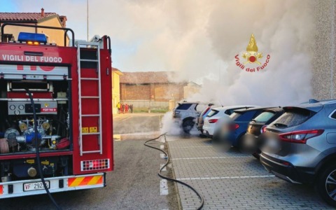 Incendio in un parcheggio a Gropello Cairoli: tre auto avvolte dalle fiamme