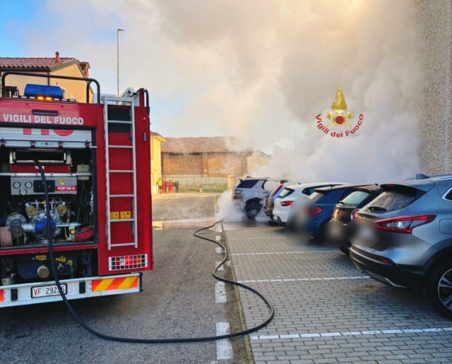 Incendio in un parcheggio a Gropello Cairoli: tre auto avvolte dalle fiamme