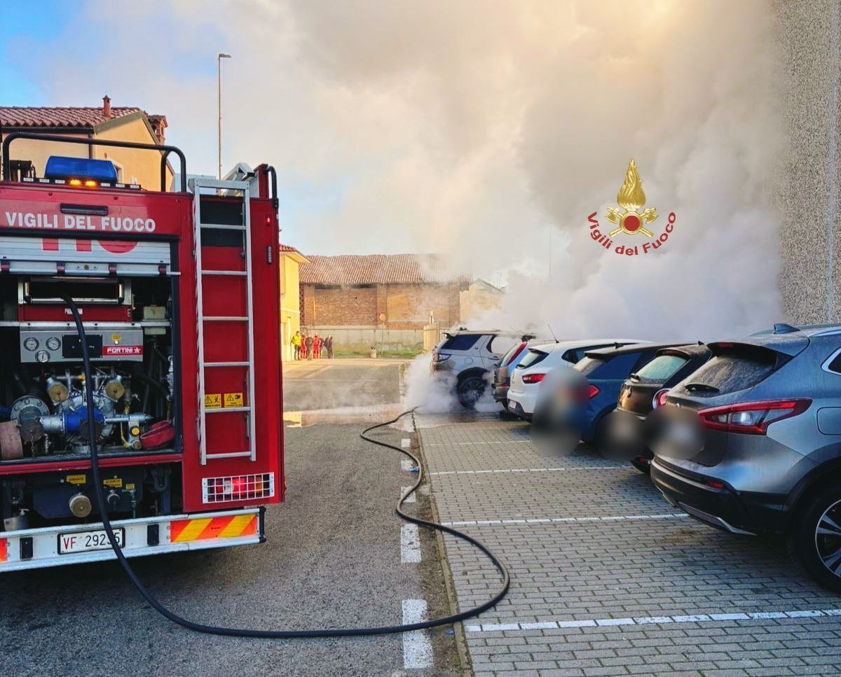 Incendio in un parcheggio a Gropello Cairoli: tre auto avvolte dalle fiamme