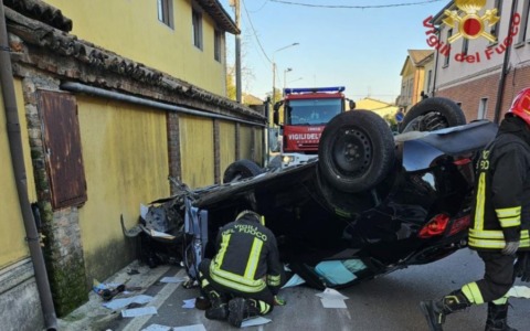 Auto ribaltata a Pinarolo Po, ferito il conducente di 62 anni