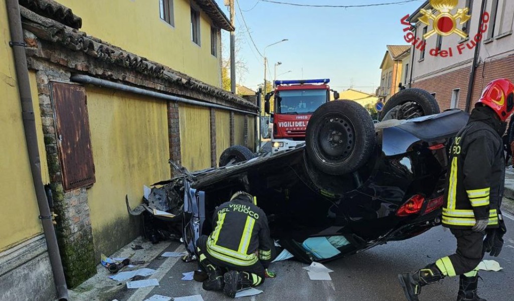 Auto ribaltata a Pinarolo Po, ferito il conducente di 62 anni