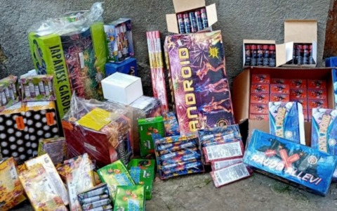 Sequestrati fuochi d’artificio venduti senza licenza in un negozio di Cava Manara